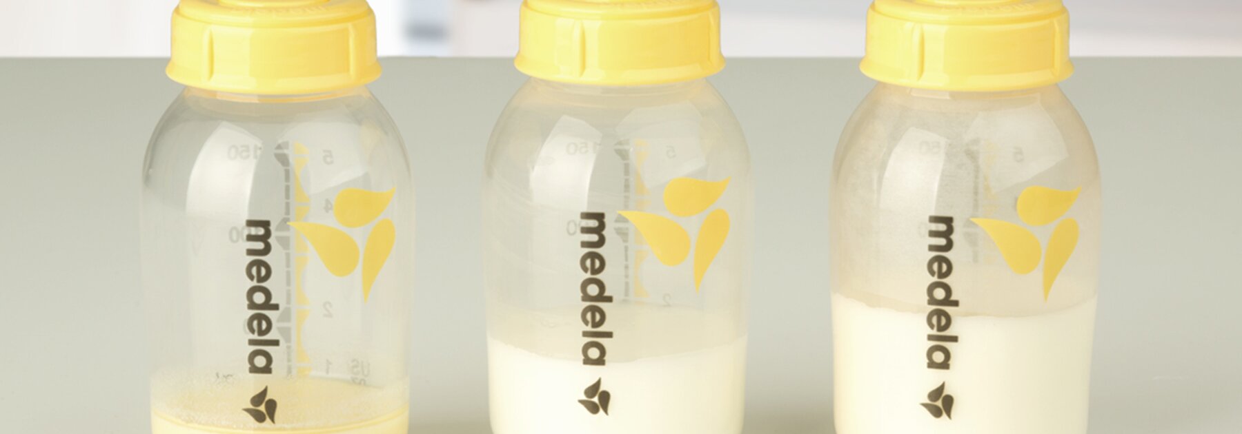 Breastfeeding Tips Illustration of the composition of breast milk and its nutrients in Medela breast milk bottles.