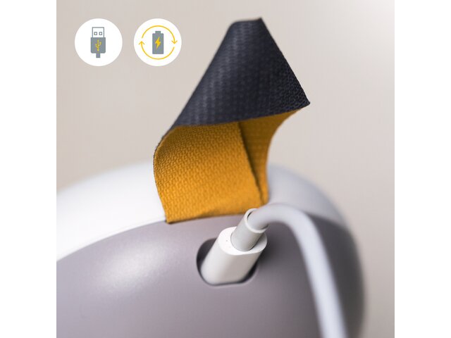 Medela Solo™ Hands-free enkele elektrische borstkolf, close-up afbeelding van oplaadsnoer aangesloten op kolf