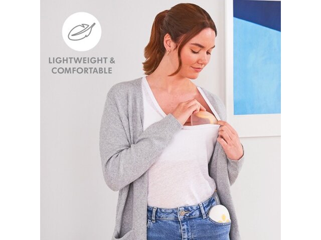 La mamma posiziona la coppa di raccolta del tiralatte elettrico singolo a mani libere Medela Solo™ nel reggiseno. Il testo dell'immagine recita: “Leggero e confortevole”. | © Solo™ Hands-free single electric breast pumps