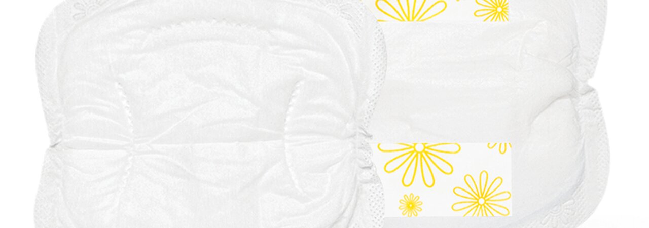 Front and back view of Medela Safe & Dry™ Disposable Nursing Pads.