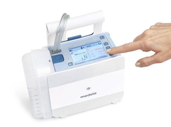 La main touche le dessus du Medela Thopaz Plus