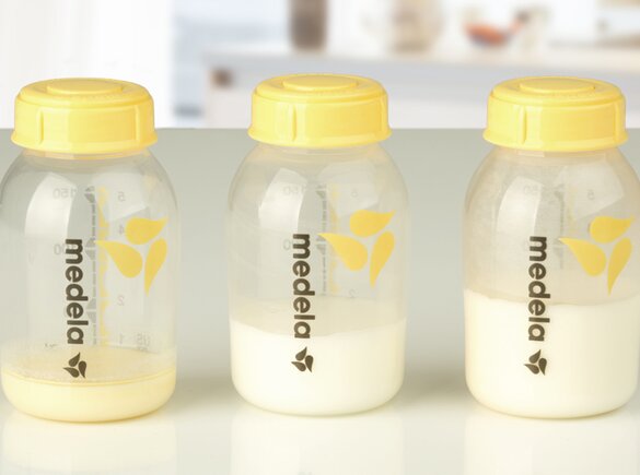 Breastfeeding Tips Illustration of the composition of breast milk and its nutrients in Medela breast milk bottles.