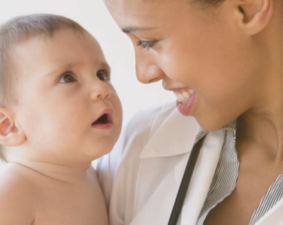 A female healthcare professional holding a baby | © Medela AG